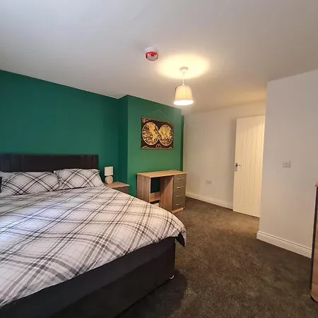 Cozy 6 Bedroom Hmo Eston