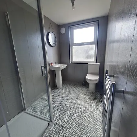 Cozy 6 Bedroom Hmo Eston